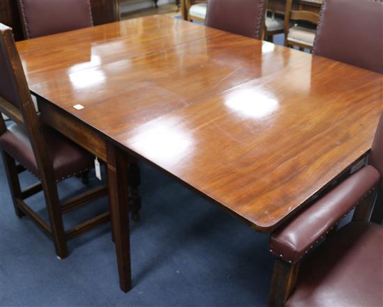 A George III mahogany drop leaf dining table, extends to 172 x 120cm